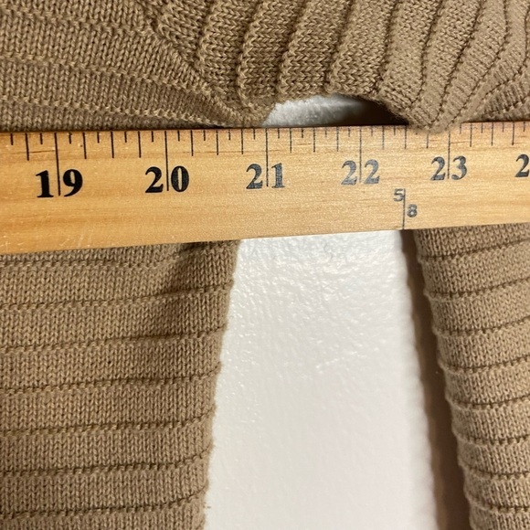 Kulu-B Women's Tunic Sweater Size M Tan V-Neck Mother Pearl Button Waffle Knit - Picture 9 of 11